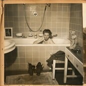 Ανάμεσα στο απόλυτο κακό και την αδιανόητη λάμψη: οι αδημοσίευτες φωτογραφίες της Λι Μίλερ και του Σέσιλ Μπίτον