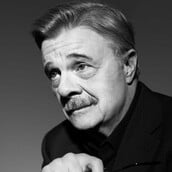 Ο Νέιθαν Λέιν θυμάται πόσο δύσκολο ήταν να είσαι γκέι στα 90s