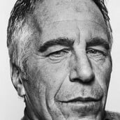 Τι βλέπει ένας φωτογράφος όταν κοιτάζει τόσο κοντά την εξουσία;