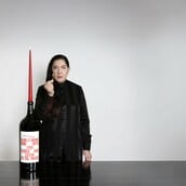 Η Μαρίνα Αμπράμοβιτς μετατρέπει μια φιάλη κρασιού σε περφόρμανς