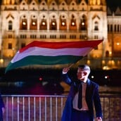 «Ρώσοι σπίτια σας!»: Η Ευρώπη πανηγυρίζει την πτώση Όρμπαν στην Ουγγαρία