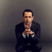 Ο Τζέρεμι Στρονγκ γίνεται Μαρκ Ζάκερμπεργκ στο πρώτο τρέιλερ του νέου φιλμ του Άαρον Σόρκιν