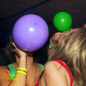 Γαλλία: «Έπρεπε να ζητήσω βοήθεια» - Όλο και περισσότεροι νέοι κάνουν κατάχρηση του αερίου του γέλιου