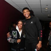 ΓΙΑΝΝΗΣ ΑΝΤΕΤΟΚΟΥΝΜΠΟ ΣΥΖΥΓΟΣ