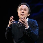 Το σπίτι που χάθηκε στις φωτιές γίνεται η νέα παράσταση του Μπίλι Κρίσταλ