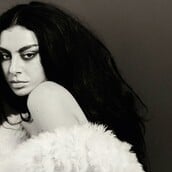 Μετά το Brat, η Τσάρλι XCX ψάχνει ξανά τον κίνδυνο