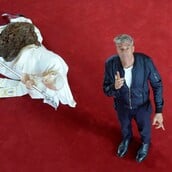 Σιωπή, αμαρτία και θέαμα: τι ακριβώς κάνει τώρα ο Μαουρίτσιο Κατελάν