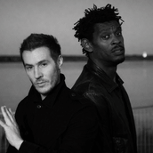 Οι Massive Attack επέστρεψαν με τον Tom Waits και έναν ύμνο για σκοτεινούς καιρούς