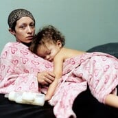 Τι αλλάζει όταν μια φωτογραφία για τη μητρότητα αφήνει τη μητέρα να μιλήσει;