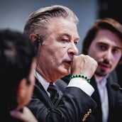 ΑΛΕΚ ΜΠΑΛΝΤΟΥΙΝ ΤΑΙΝΙΑ ΔΙΚΗ ΘΑΝΑΤΟΣ ΠΥΡΟΒΟΛΙΣΜΟΣ