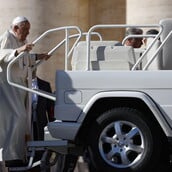 ΠΑΠΑΣ ΦΡΑΓΚΙΣΚΟΣ ΓΑΖΑ ΠΑΙΔΙΑΤΡΙΚΗ ΚΛΙΝΙΚΗ POPEMOBILE