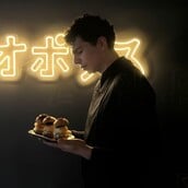 Από το MasterChef 2025 στο ŌMA Sushi Bar: Ο Νέστορας Νέστορας αναλαμβάνει Consultant Chef