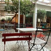 Ο Αφούσης: Η αγαπημένη ταβέρνα των Εξαρχείων επιστρέφει με νέο όνομα και την ίδια αυθεντική γοητεία