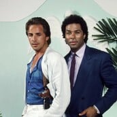 Το «Miami Vice» επιστρέφει στη δεκαετία του ’80 με τον Μάικλ Μπ. Τζόρνταν και τον Όστιν Μπάτλερ