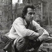 Ντιν Ταβουλάρης (1932-2026): Ο «Νονός» της σύγχρονης σκηνογραφίας