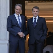 Εμανουέλ Μακρόν: ««Είναι μία μακραίωνη φιλία» - Στο Μέγαρο Μαξίμου ο Γάλλος πρόεδρος