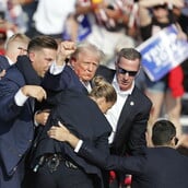 ΝΤΟΝΑΛΝΤ ΤΡΑΜΠ ΕΝΟΠΛΗ ΕΠΙΘΕΣΗ 