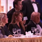 ΠΥΡΟΒΟΛΙΣΜΟΙ ΛΕΥΚΟΣ ΟΙΚΟΣ ΝΤΟΝΑΛΝΤ ΜΕΛΑΝΙΑ ΤΡΑΜΠ