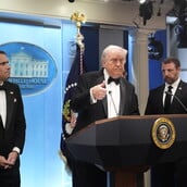 ΠΥΡΟΒΟΛΙΣΜΟΙ ΝΤΟΝΑΛΝΤ ΤΡΑΜΠ ΛΕΥΚΟΣ ΟΙΚΟΣ 