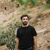 Από την Αθήνα στον Αργυρό Λέοντα: Ο Μάριο Μπανούσι και το θέατρο χωρίς λόγια που συγκινεί την Ευρώπη