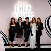 EMILY IN PARIS ΓΥΡΙΣΜΑΤΑ ΕΛΛΑΔΑ ΜΥΚΟΝΟΣ