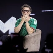 Ο Πέδρο Πασκάλ λύγισε στη σκηνή: «Στο σινεμά πήγαινα πάντα με την οικογένειά μου»