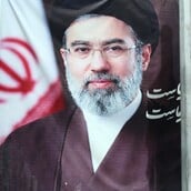 ΜΟΤΖΤΑΜΠΑ ΧΑΜΕΝΕΙ ΙΡΑΝ ΤΟΙΧΟΓΡΑΦΙΑ ΤΕΧΕΡΑΝΗ