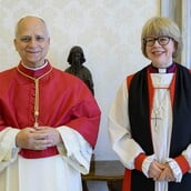 ΠΑΠΑΣ ΛΕΩΝ ΣΑΡΑ ΜΑΛΑΛΙ ΕΚΚΛΗΣΙΑ ΑΓΓΛΙΑΣ ΣΥΝΑΝΤΗΣΗ ΑΡΧΙΕΠΙΣΚΟΠΟΣ