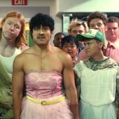 Η queer κωμωδία που παίρνει τον πανικό για τις τρανς τουαλέτες και τον γυρίζει ανάποδα