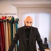 Ο γκέι Καθολικός σχεδιαστής που ντύνει τον Πάπα