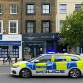 Λονδίνο: Άγνωστος επιτέθηκε με μαχαίρι σε δύο άνδρες 