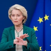 ΟΥΡΣΟΥΛΑ ΦΟΝ ΝΤΕΡ ΛΑΙΕΝ ΙΡΑΝ 