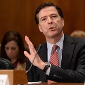 ΤΖΕΙΜΣ ΚΟΜΕΙ FBI ΣΥΛΛΗΨΗ