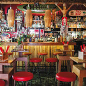 Tiki Bar: Το Κουκάκι έχει τροπικά vibes από το πρωί μέχρι αργά τη νύχτα