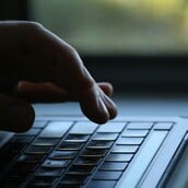 ΛΑΥΡΙΟ ΠΟΡΝΟΓΡΑΦΙΑ ΑΝΗΛΙΚΩΝ ΣΥΛΛΗΨΕΙΣ ΜΗΤΕΡΑ ΠΑΙΔΙΑ ΑΔΕΡΦΙΑ