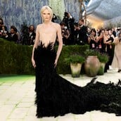 Η Άλεξ Κονσάνι έγραψε ιστορία στο Met Gala και εμφανίστηκε σαν τρανς ηρωίδα του Μποτιτσέλι