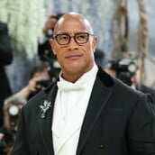 Ο Ντουέιν Τζόνσον φόρεσε φούστα στο Met Gala: «Στην πολυνησιακή κουλτούρα οι πιο αρρενωποί άνδρες φορούν φούστες»