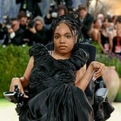 Η Αριάνα Ρόουζ Φίλιπ έγραψε ιστορία στο Met Gala: Η πρώτη χρήστρια αναπηρικού αμαξιδίου στον θεσμό