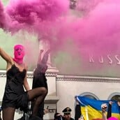 «Η τέχνη της Ρωσίας είναι αίμα»: Οι Pussy Riot μπλόκαραν το ρωσικό περίπτερο στη Βενετία