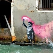 Το παιδί-μετανάστης του Banksy επιστρέφει στη Βενετία — αυτή τη φορά πάνω στο νερό