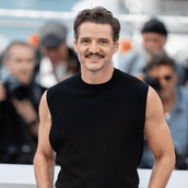 Ο Pedro Pascal πέταξε economy για τις Κάννες και οι πρώην πιλότοι ξεμπροστιάζουν τη χλιδή των private jets