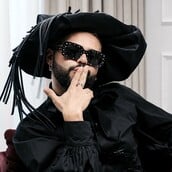 Ο Akylas δεν ζητά συγγνώμη: Τα γατίσια αυτιά, η Lady Gaga και η ιστορία πίσω από το «Ferto»