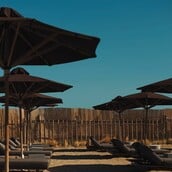 The C-Beach Restaurant: Ένα all-day καλοκαίρι δίπλα στο κύμα επιστρέφει στη Βούλα