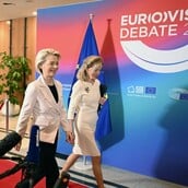ΟΥΡΣΟΥΛΑ ΦΟΝ ΝΤΕΡ ΛΑΙΕΝ EUROVISION 