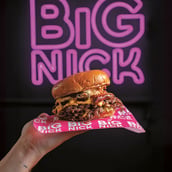Big Nick: Εδώ το μπέργκερ είναι προσωπική υπόθεση