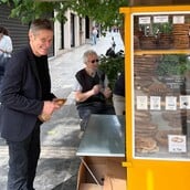 Ο Γουίλεμ Νταφόε στην Αθήνα: πρεμιέρα, κουλούρι και μια συνάντηση με τον Μάριο Μπανούσ