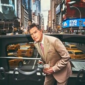 Ο Στίβεν Κόλμπερτ αποχαιρετά το Late Show με σύνθημα «Απολυμένοι αλλά γιορτινοί»