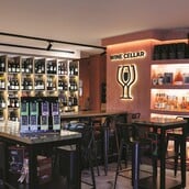 Halfglass: Ένα καλό ποτήρι κρασί που προσφέρεται με διακριτική γνώση