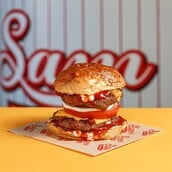 Sam Burgers: BBQ grilled burgers με αμερικανική ταυτότητα