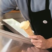 Django: Aληθινό gelato ημέρας στο παγωτατζίδικο στο Κουκάκι
